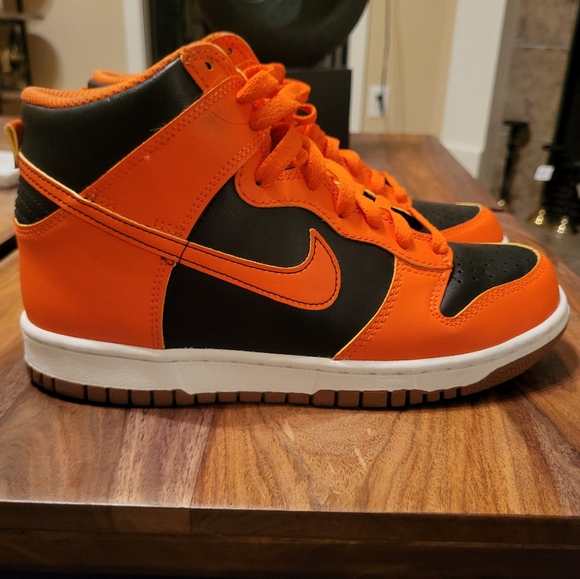 Sneakers - Picture 2 of 5